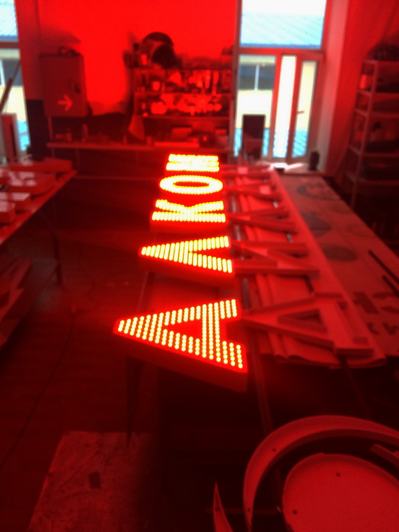 Объемные световые буквы с применением светодиодных пикселей и светодинамический логотип для Алкомаркета Дилан на Пихтовой